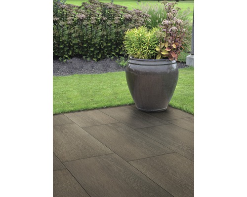 Záhradná krajina s keramickými dlaždicami s dreveným vzhľadom a osadeným kvetináčom