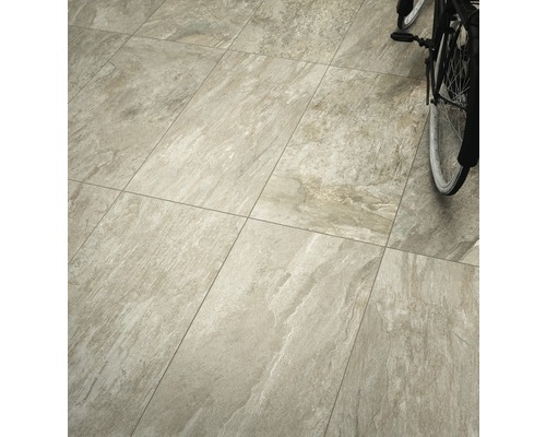 Položené podlahové dlaždice so vzhľadom prírodného kameňa a bicykel