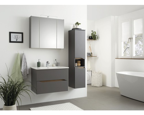 Svetlá kúpeľňa s umývadlovou skrinkou, zrkadlovou skrinkou a vysokou skrinkou v sivej farbe