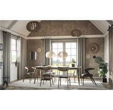 Jedáleň s jedálenským stolom, stoličkami a závesnými svietidlami v modernom dizajne.