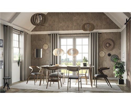 Jedáleň s jedálenským stolom, stoličkami a závesnými svietidlami v modernom dizajne.