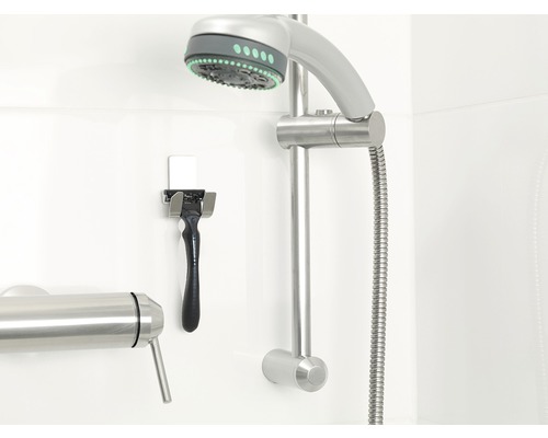 Sprchová armatúra a držiak na holiaci strojček v kúpeľni