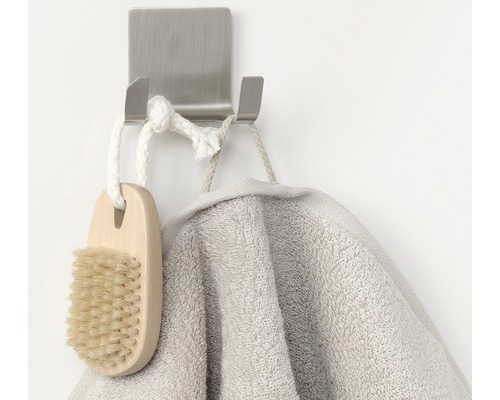 Hák na uteráky s uterákom a kefou