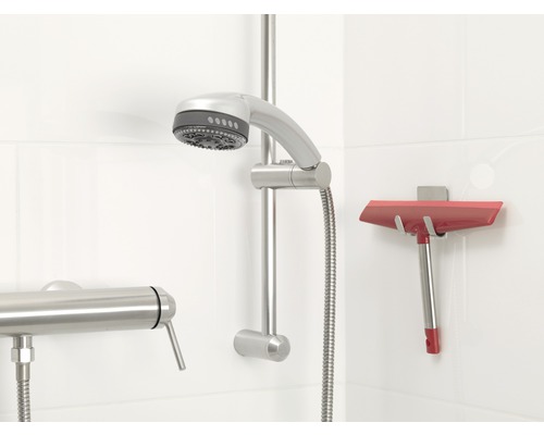 Sprcha so sprchovou hlavicou, sprchovou tyčou a stierkou na sklo na stene