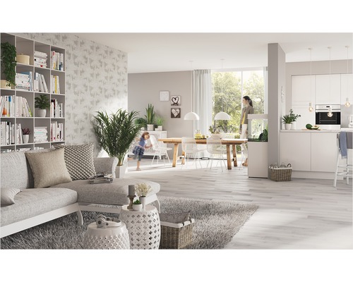 Obývacia izba s pohovkou, regálom, jedálenským stolom a kuchyňou v otvorenom priestore.