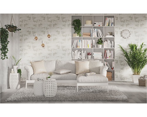 Obývacia izba s pohovkou, knižnicou a dekoratívnymi prvkami pre útulnú atmosféru.