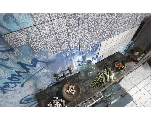 Dekoratívne obloženie stien dlaždicami v kuchyni s prvkami vintage.