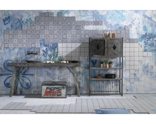 Nástenná dekorácia s obkladmi v kuchyni so stolom, skrinkou a dekoráciami