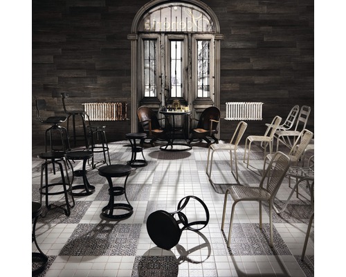 Interiérový pohľad s dlažbou, stoličkami a radiátormi