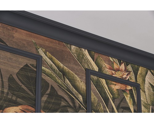 Detailný záber miestnosti s ozdobnými lištami a stenovými panelmi s tropickým vzorom listov a kvetov.