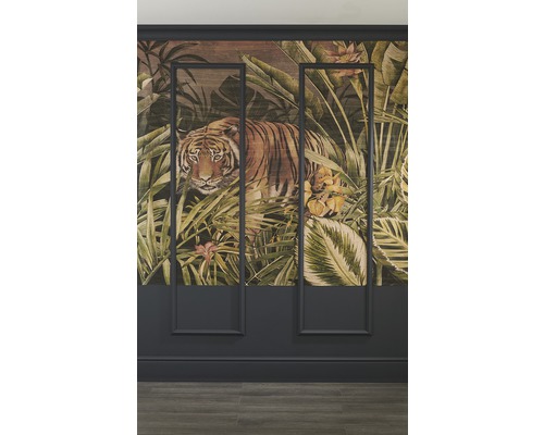 Tapeta s tigrom a motívom džungle na stene s ozdobnými lištami