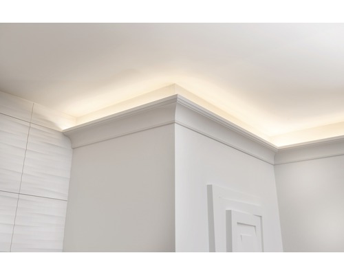 Roh miestnosti so stropnou lištou a nepriamym osvetlením