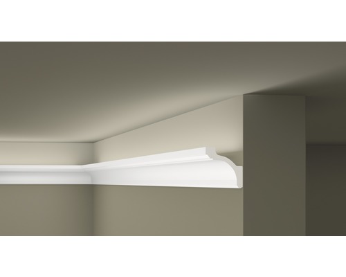 Izba s ozdobnou lištou namontovanou ako prechod zo steny na strop