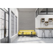 Interiér s barom, žltou pohovkou a stolmi.