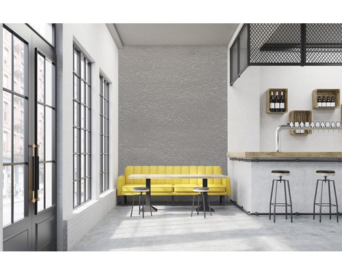 Interiér s barom, žltou pohovkou a stolmi.