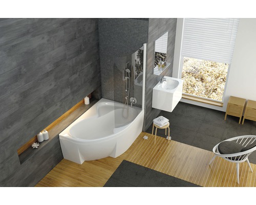 Kúpeľňa s vaňou, umývadlom, zrkadlom a oknom