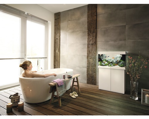 Svetlá kúpeľňa s vaňou a akváriom na skrinke