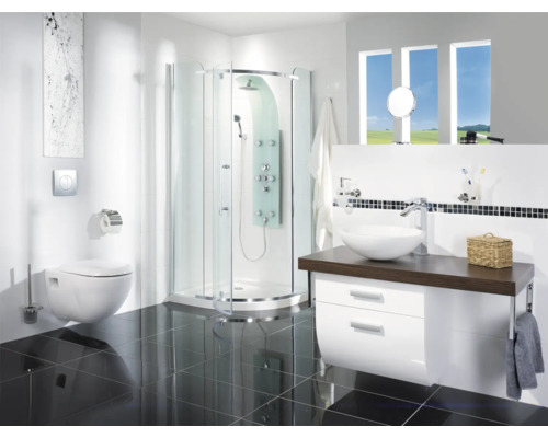 Moderná kúpeľňa so sprchou, umývadlom, toaletou a čiernymi dlaždicami