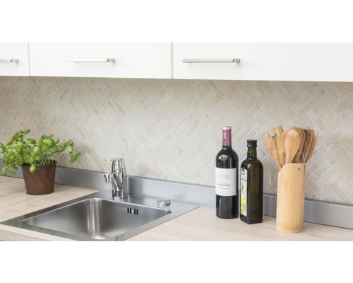 Kuchynská scéna s drezom, batériou, obklady, kuchynskými potrebami a dekoráciou