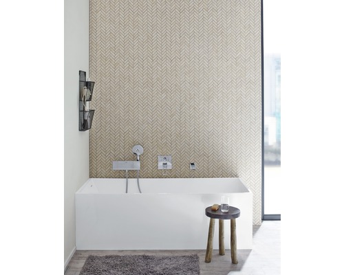 Kúpeľňa s vaňou, armatúrou, stoličkou, kobercom a nástennou policou