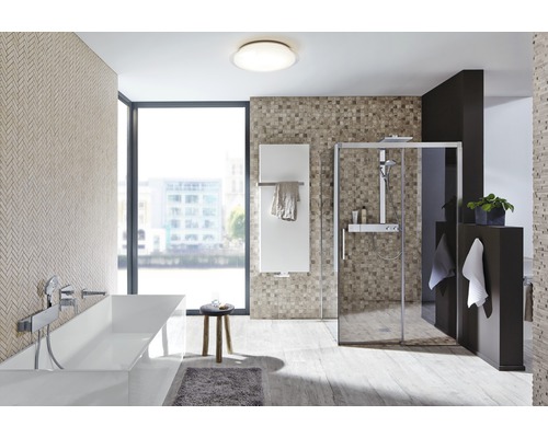 Moderná kúpeľňa s vaňou, sprchou a ohrievačom uterákov