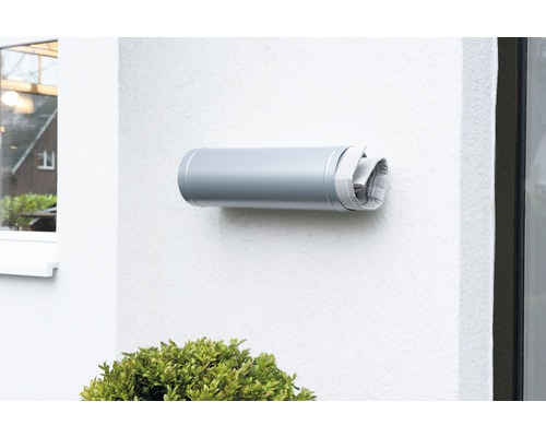 Kovová schránka na noviny na stene domu s novinami