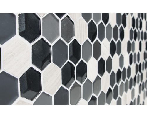 Detail mozaikových dlaždíc v tvare šesťuholníka