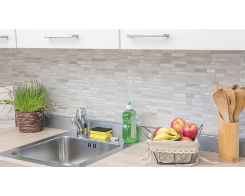 Kuchynský drez s batériou, dekoráciou a obkladačkami