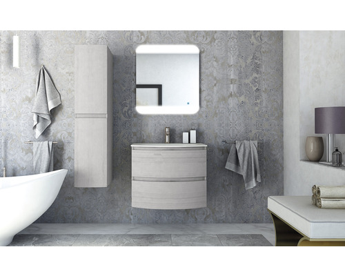 Svetlá kúpeľňa s umývadlovou skrinkou, zrkadlovou skrinkou a vaňou.