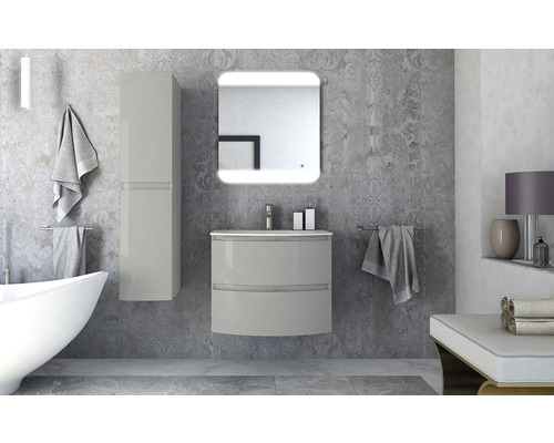 Kúpeľňa s vaňou, skrinkou pod umývadlo, zrkadlovou skrinkou a vysokou skrinkou