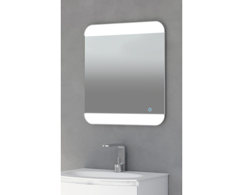 Kúpeľňová scéna s obdĺžnikovým zrkadlom s osvetlením nad umývadlom