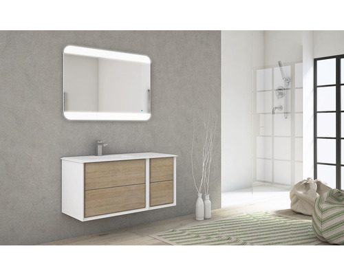 Moderná kúpeľňa s osvetleným zrkadlom, skrinkou pod umývadlo a sprchou