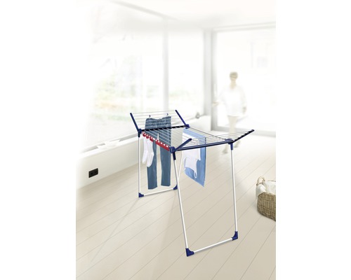 Sušiak na bielizeň s bielizňou na sušenie v interiéri