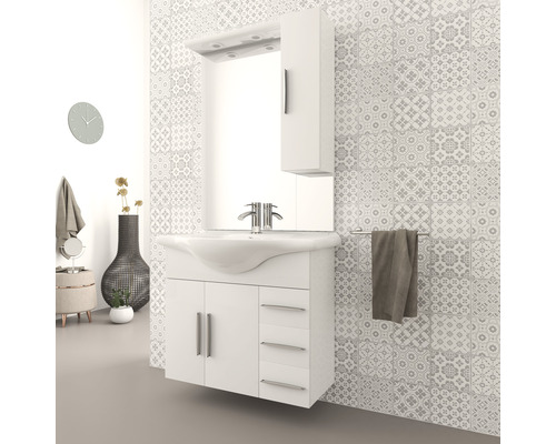 Kúpeľňa s umývadlom, zrkadlom, závesnou skrinkou, batériou a držiakom na uteráky