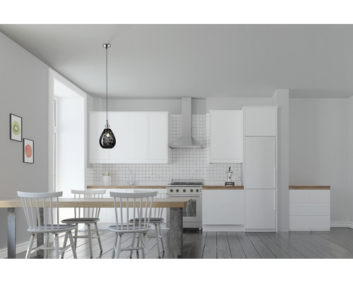 Moderná kuchyňa s jedálenským stolom a závesným svietidlom nad stolom.