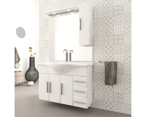 Moderná kúpeľňa s bielou umývadlovou skrinkou, zrkadlom, zrkadlovou skrinkou a držiakom na uteráky pred vzorovanou stenou