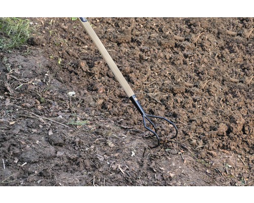 Záhradné vidly s drevenou rukoväťou v zemi