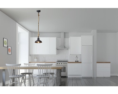 Jedálenský stôl vo svetlej miestnosti so závesnou lampou so závesom na lano