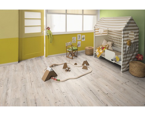 Detská izba s drevenou podlahou, hračkami a detskou posteľou so stanom