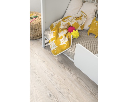 Detská izba s detskou postieľkou, dekou, vankúšmi a hračkami