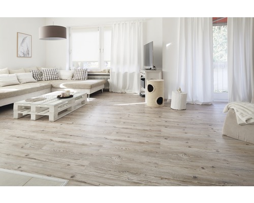 Svetlý obývací priestor s drevenou podlahou, sedačkou, stolom a denným svetlom