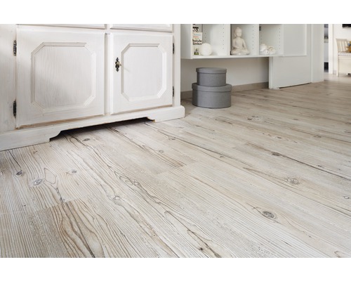 Svetlá drevená podlaha v miestnosti