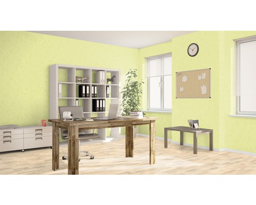 Kancelária so stolom, regálom a nástenkou