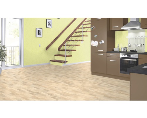 Kuchynská scéna so schodiskom, drevenou podlahou a kuchynskými skrinkami