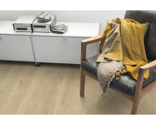 Obývacia izba so svetlohnedou laminátovou podlahou, kreslom a príborníkom