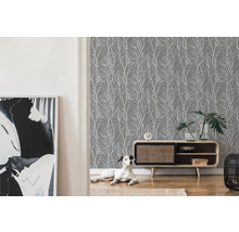 Obývacia izba so sivou tapetou so stromovým dizajnom, komodou a psom