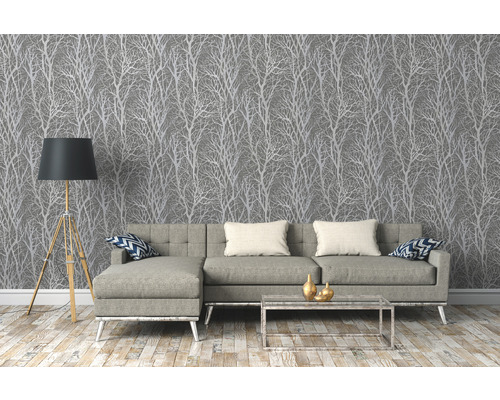Obývacia izba so sivou tapetou so stromovým vzorom, pohovkou, stojacou lampou a konferenčným stolíkom