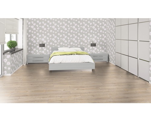 Spálňa s manželskou posteľou, nočnými stolíkmi, lampami, šatníkom a kvetinovou tapetou