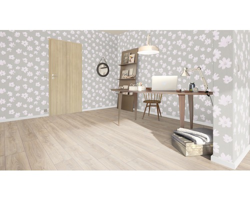 Svetlá miestnosť s písacím stolom, stoličkou, dverami a kvetinovou tapetou