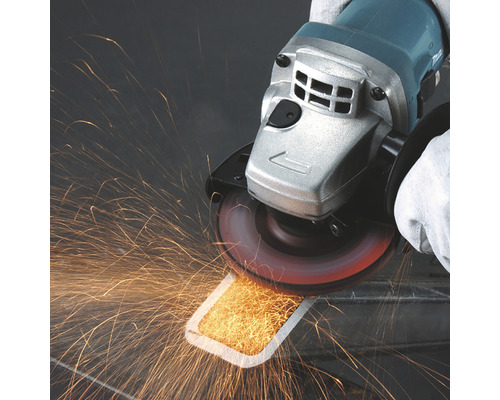 Uhlová brúska používaná pri brúsení kovu, pri ktorom vznikajú iskry.